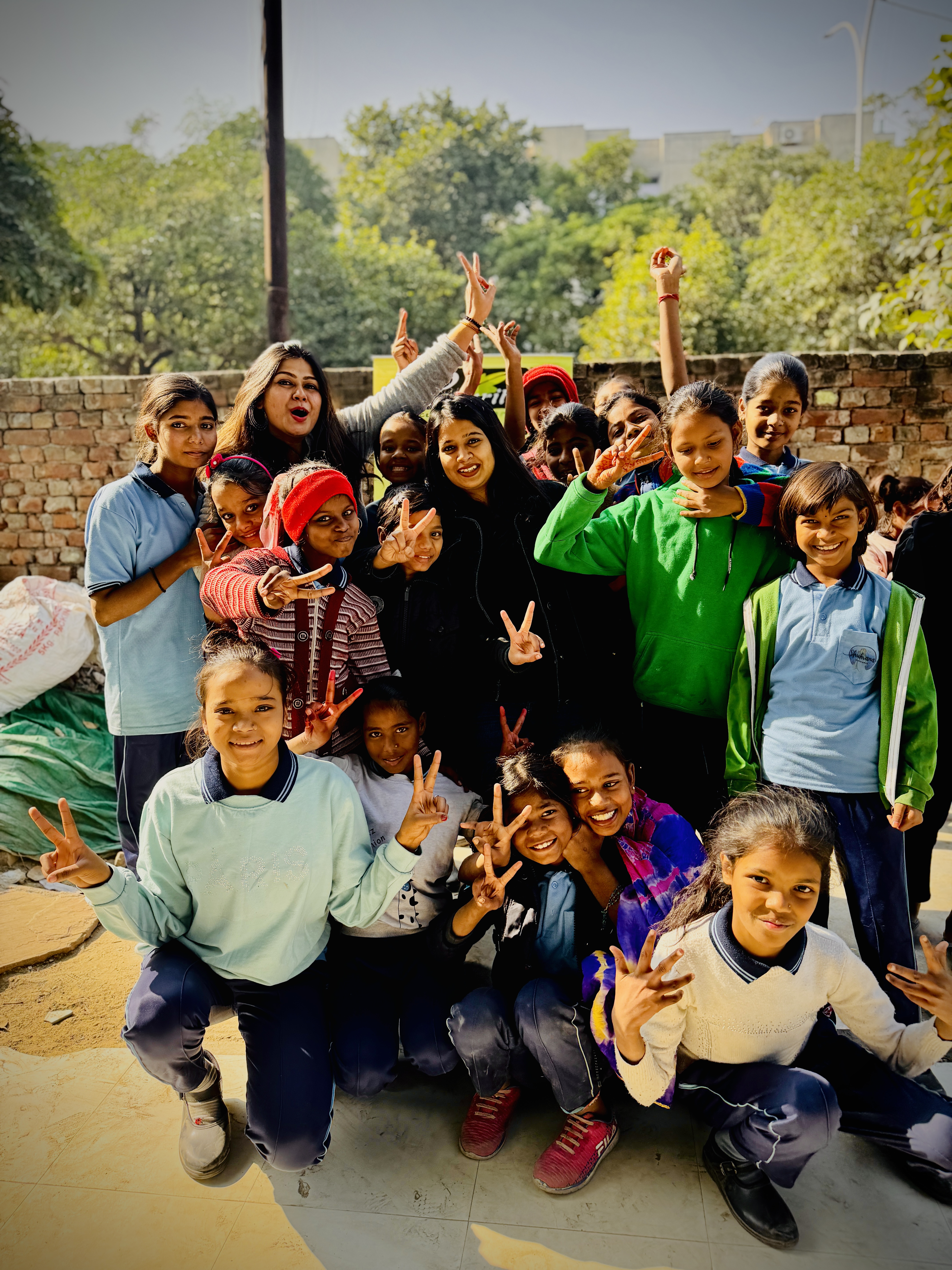 Robin Hood Army and Prakritii Foundation volunteers